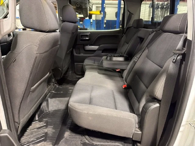 Used 2018 SUMMIT WHITE Chevrolet LT image 28