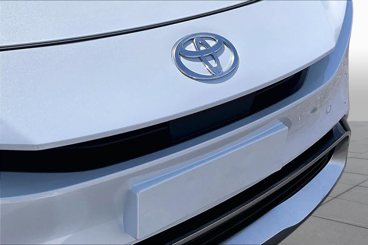 Used 2026 Wind Chill Pearl Toyota XSE image 31