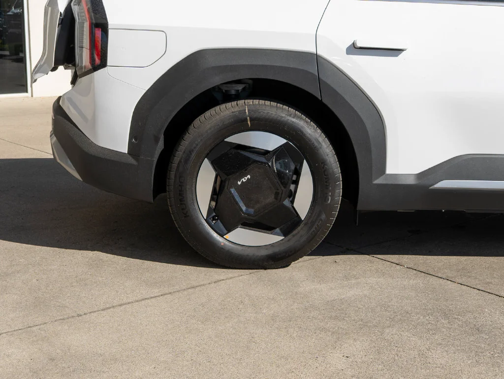 New 2026 White Kia Wind image 37