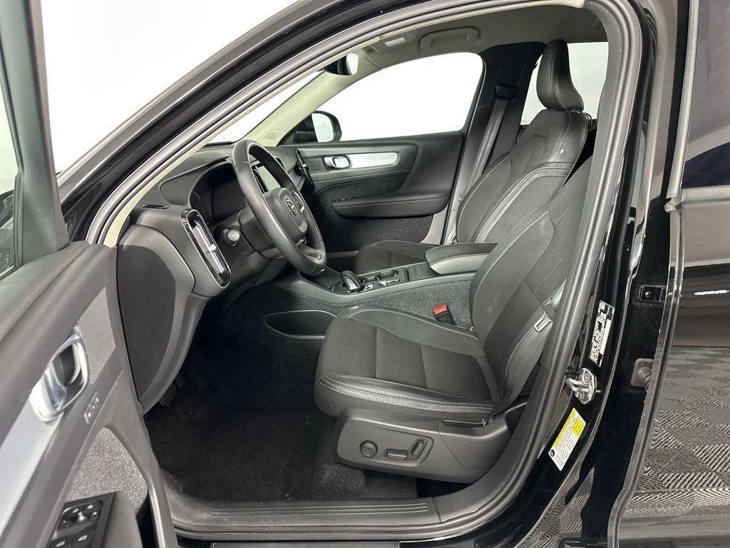 Used 2020 Black Stone Volvo Momentum image 5