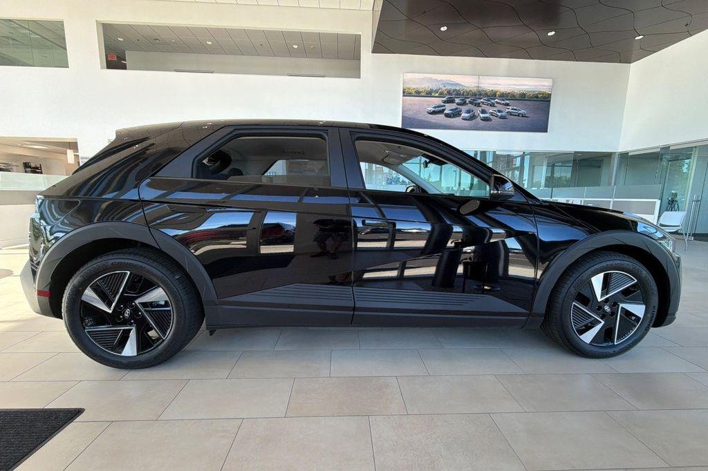 New 2026 Black Hyundai SE image 3