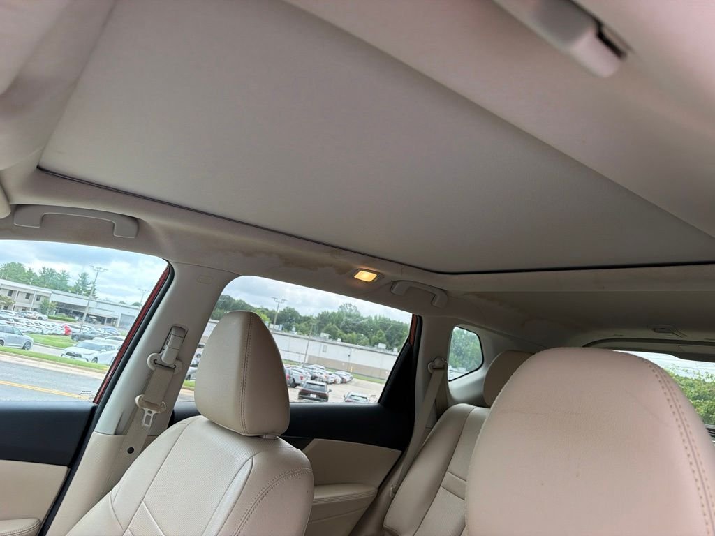 Used 2016 Red Nissan SL image 8