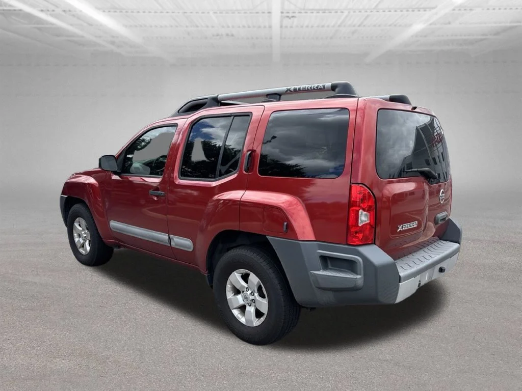 Used 2012 Red Nissan S image 4