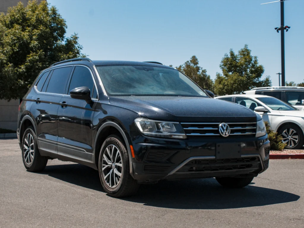 Used 2019 Deep Black Pearl Volkswagen SE image 3