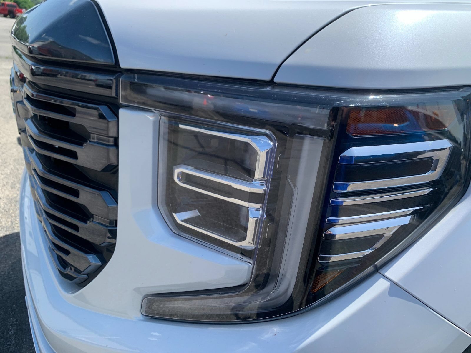 Used 2024 White Frost Tricoat GMC Denali Ultimate image 9