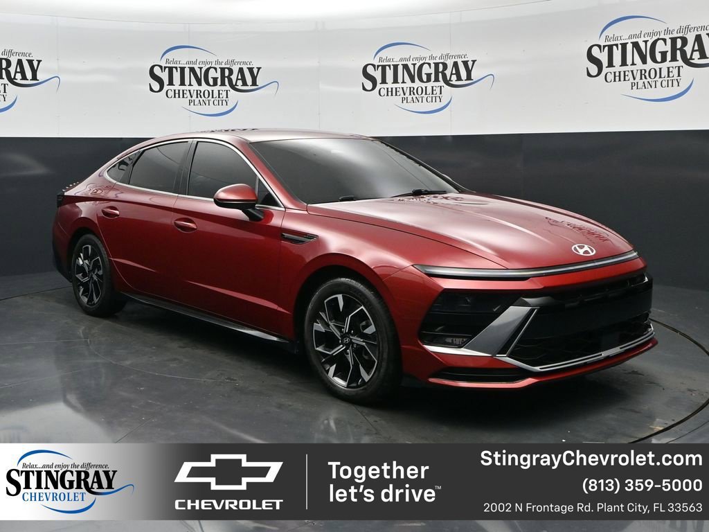 Used 2024 Red Hyundai SEL image 1