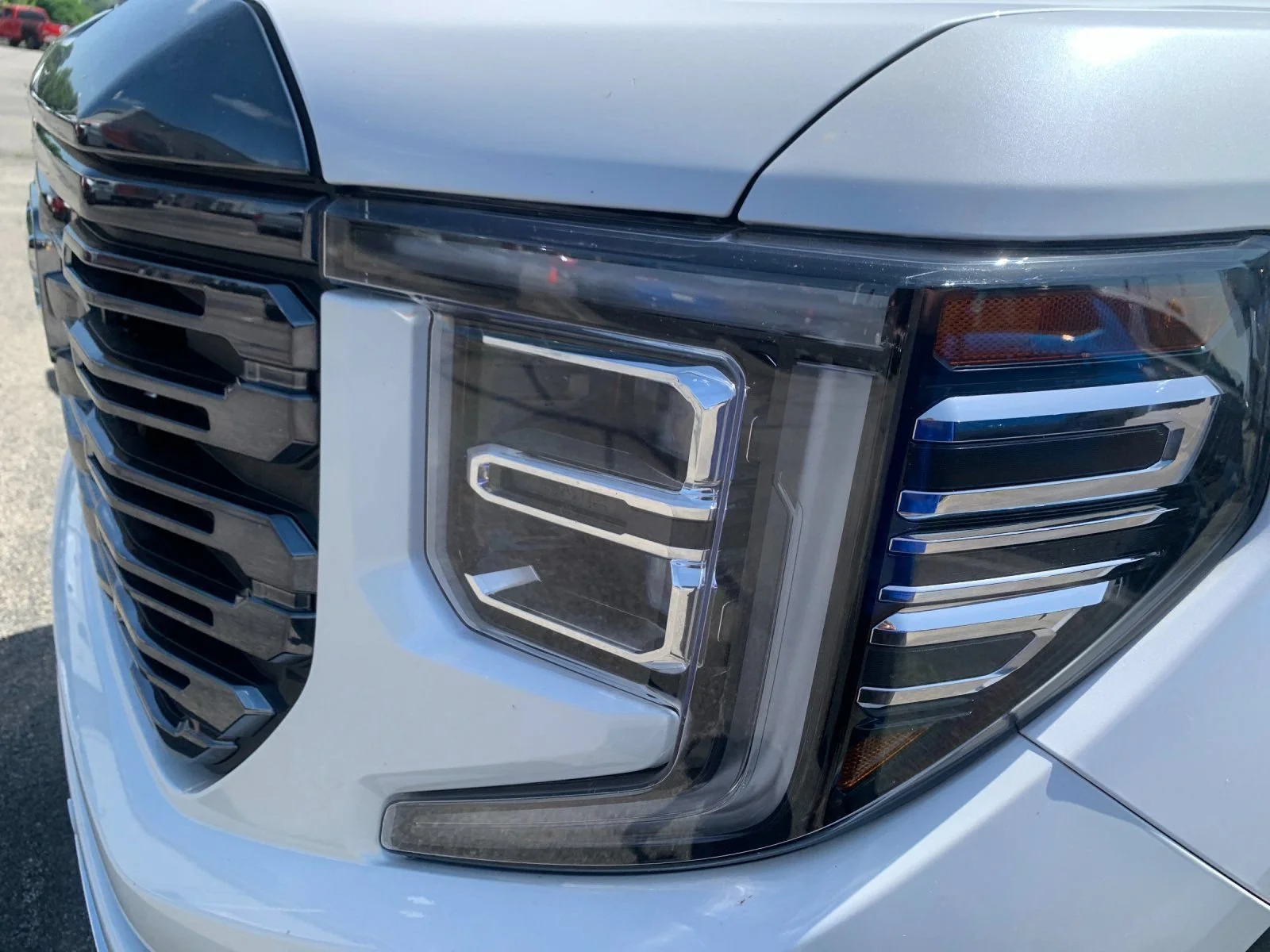 Used 2024 White Frost Tricoat GMC Denali Ultimate image 9