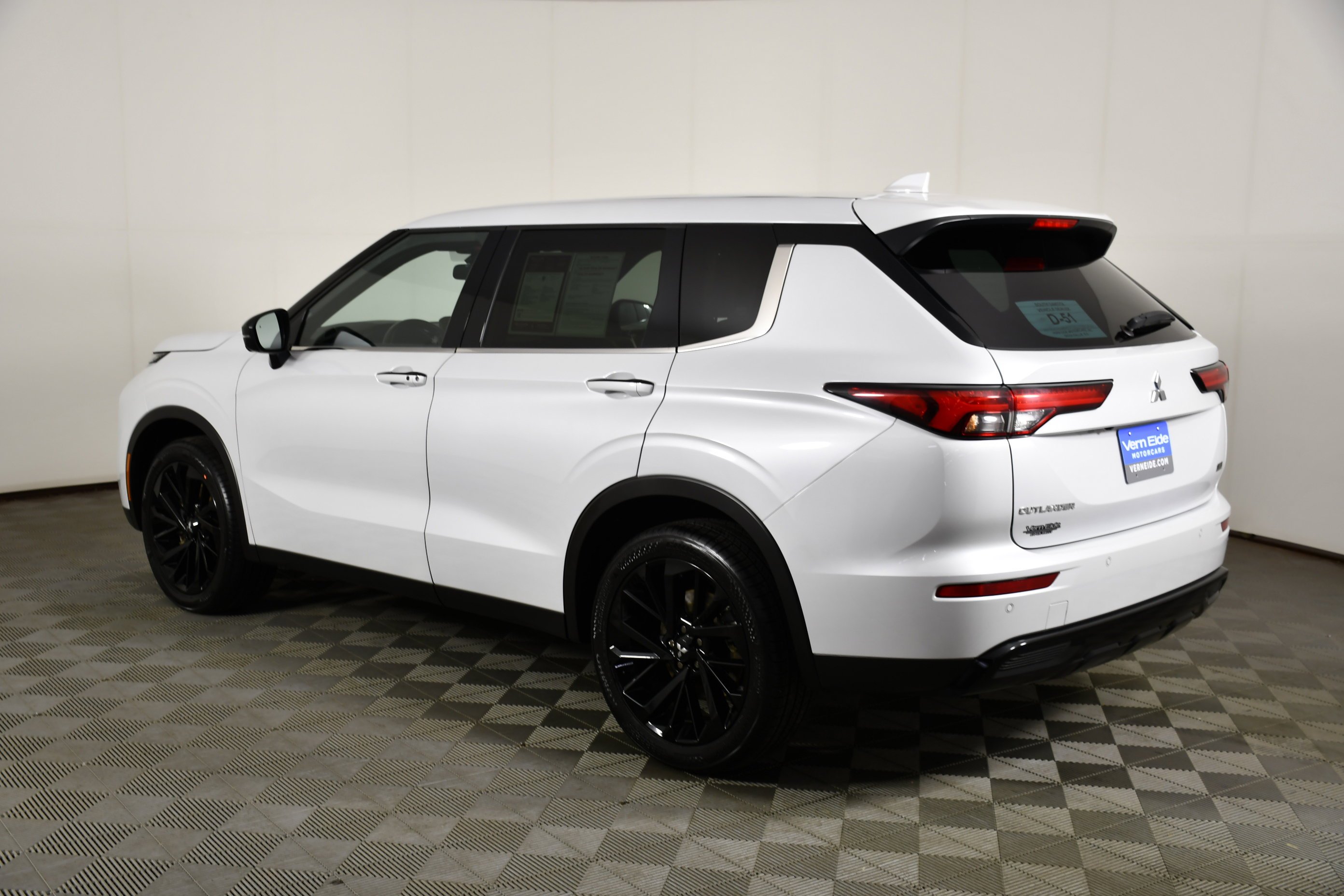 Certified Used 2024 White Diamond Mitsubishi SE Black Edition w/Pano Roof image 8