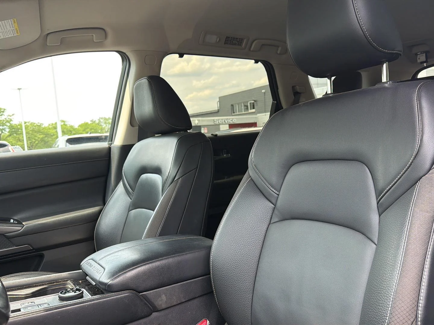 Used 2022 Gun Metallic/Super Black Nissan SL image 3