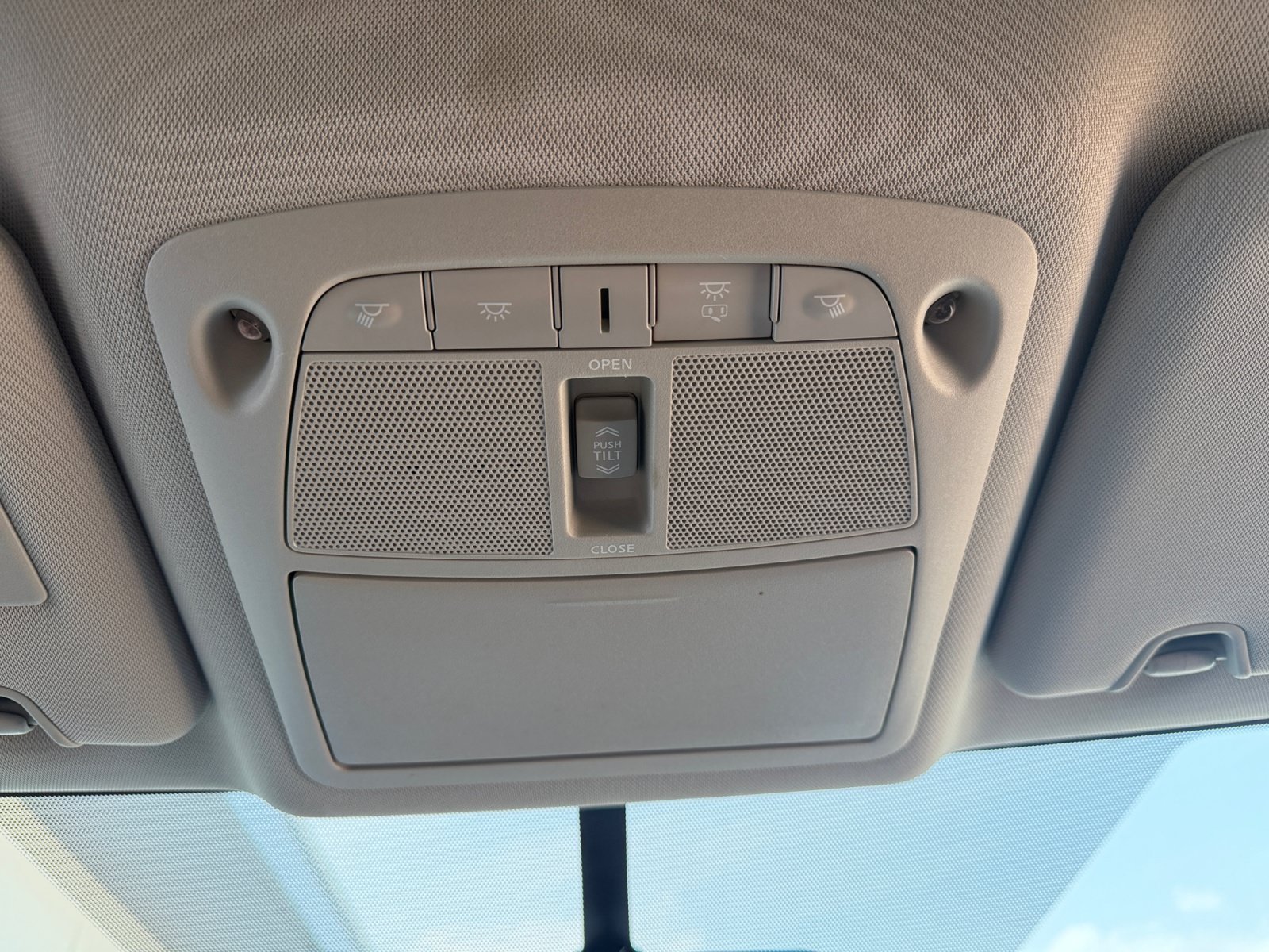 Used 2015 Super Black Nissan SL image 27