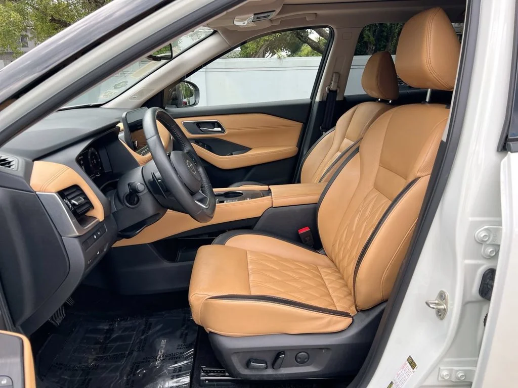 Used 2021 Pearl White Nissan Platinum image 12
