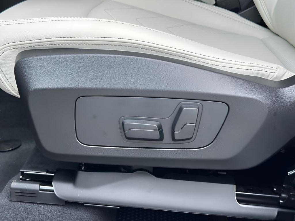 New 2026 Space Silver Metallic BMW xDrive28i image 11