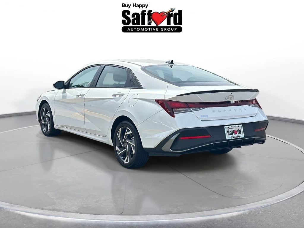 Used 2025 White Hyundai SEL Sport image 5