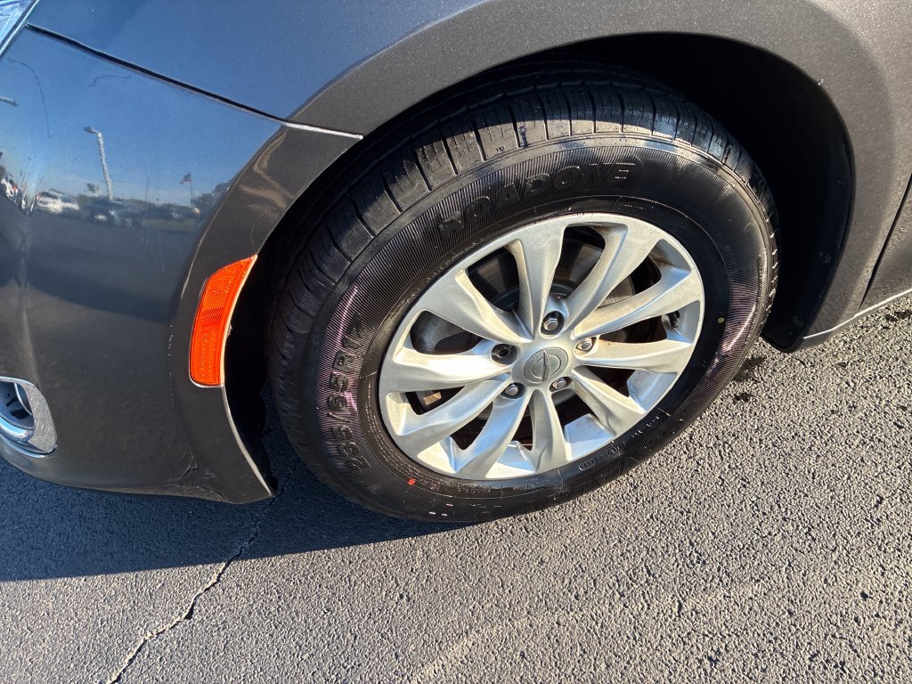 Used 2019 Gray Chrysler Touring L image 9