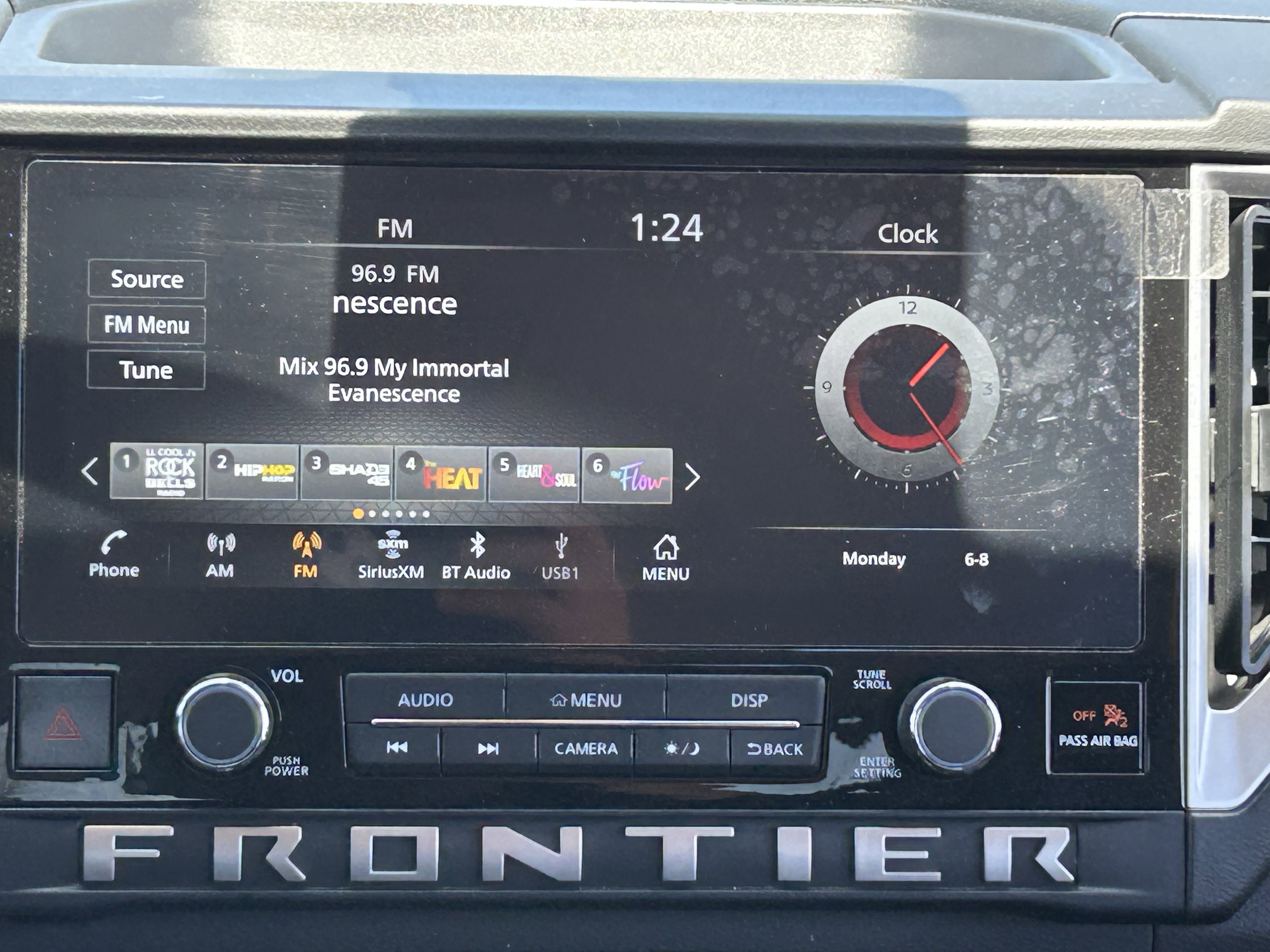 2025 Nissan Frontier SV - Photo 18