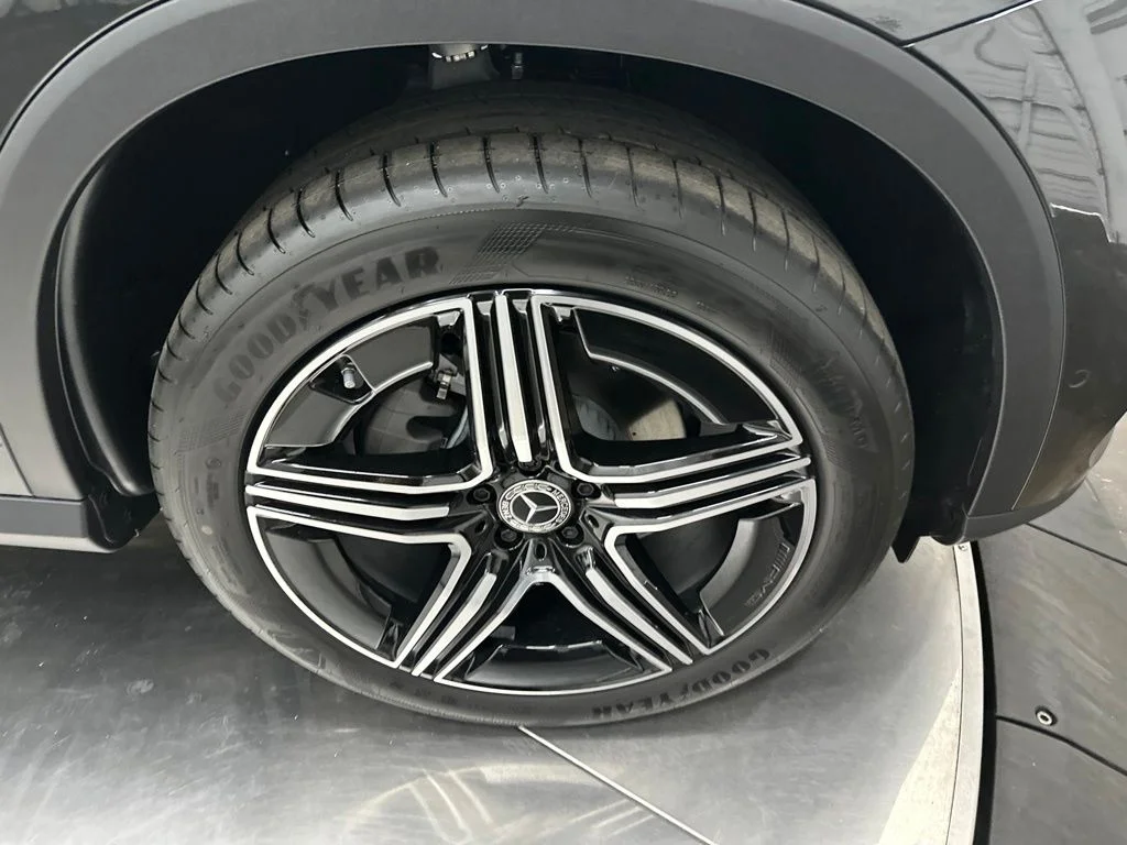 New 2027 Gray Mercedes-Benz GLC 300 image 9