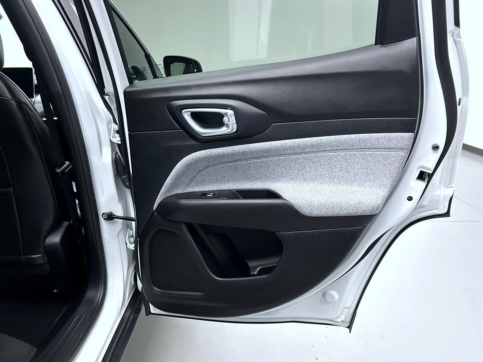 Used 2023 White Jeep Latitude image 17