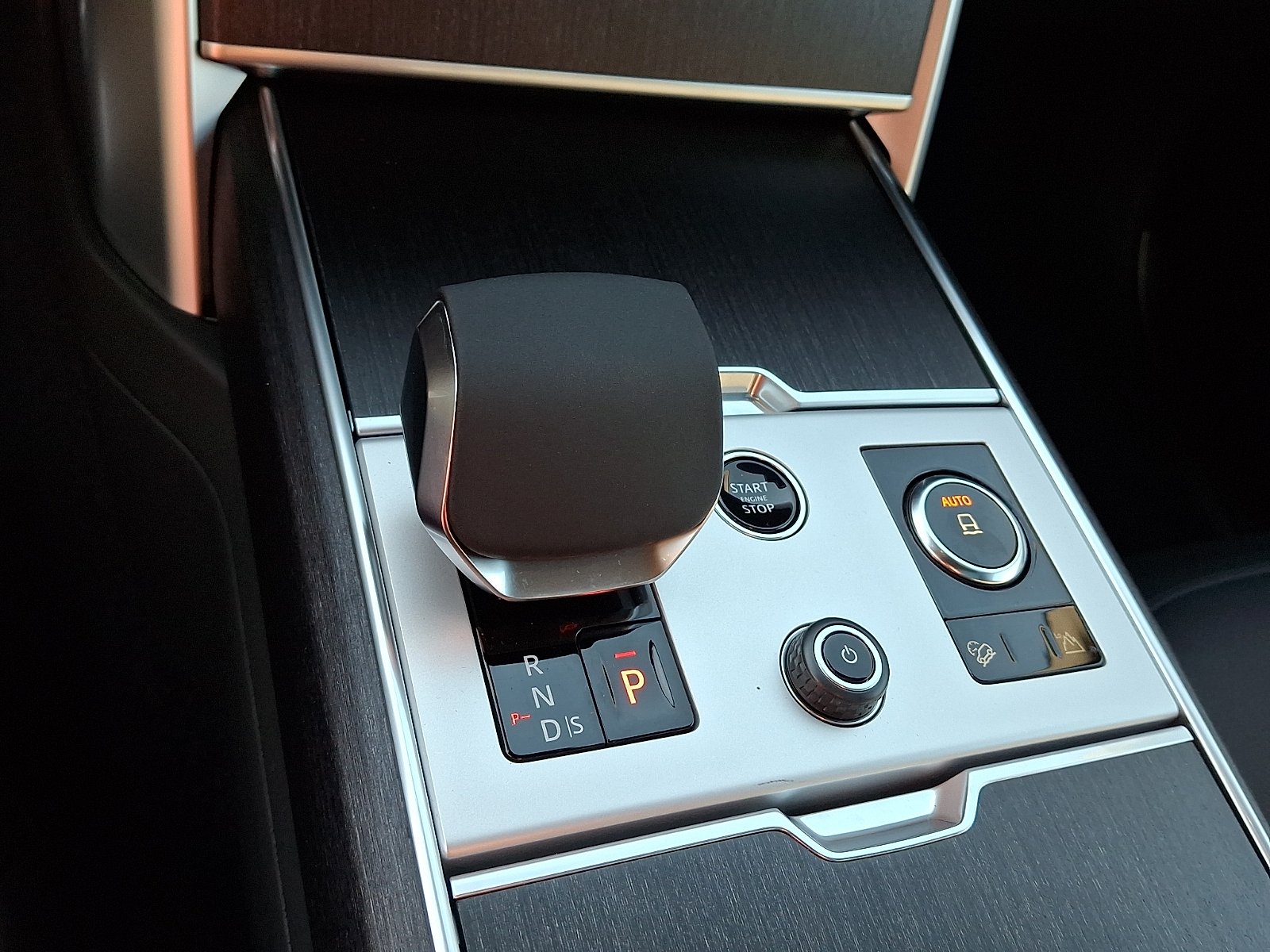 New 2027 Santorini Black Land Rover SE image 12