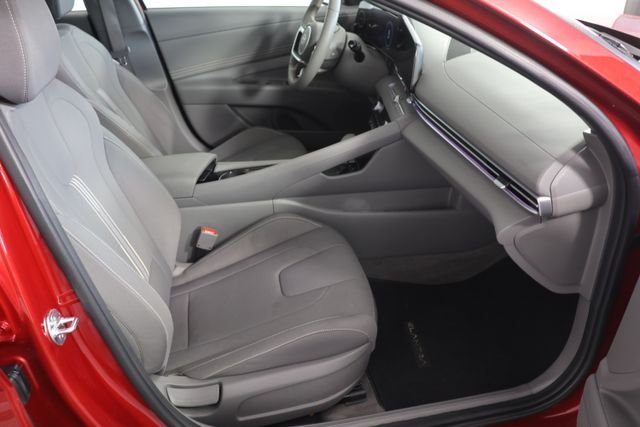 Used 2025 Red Hyundai SEL Convenience image 24