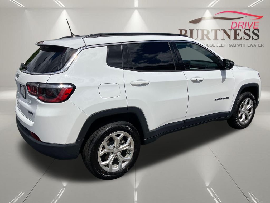Used 2024 White/off-white Jeep Latitude image 9