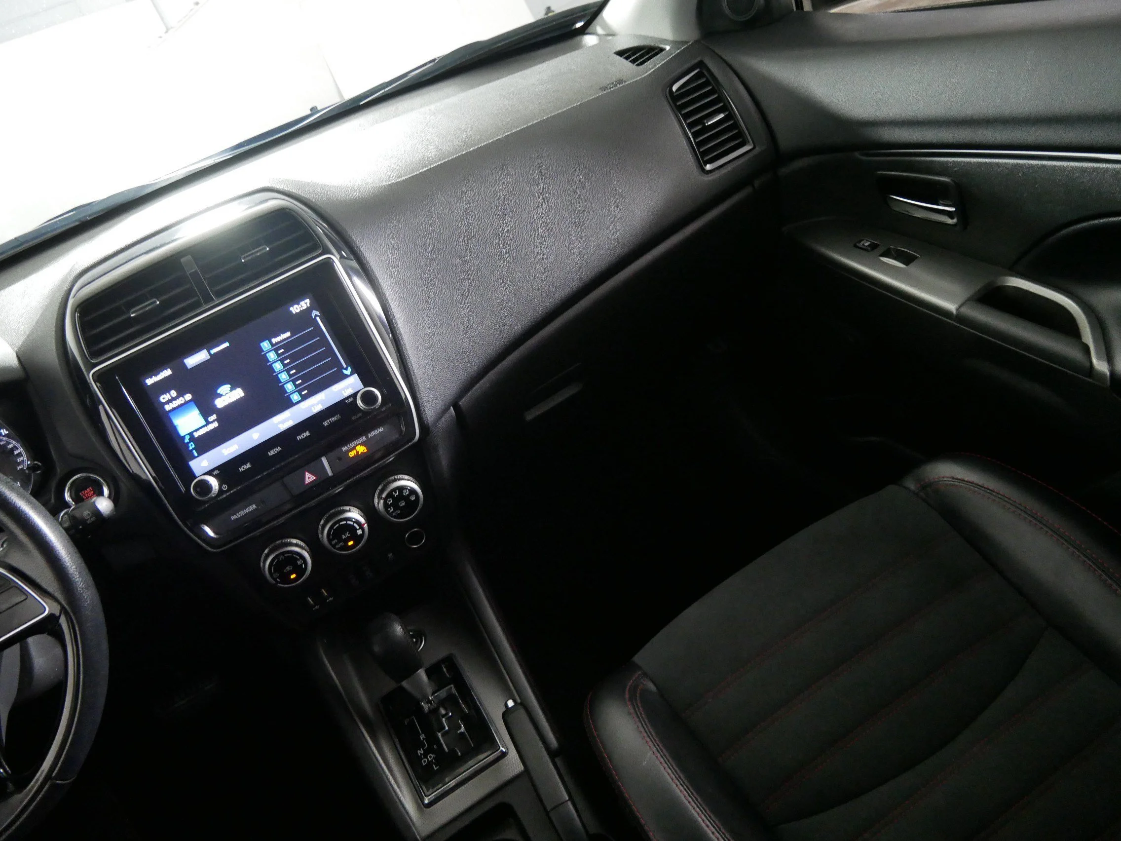 Used 2024 Labrador Black Pearl Mitsubishi SE image 11