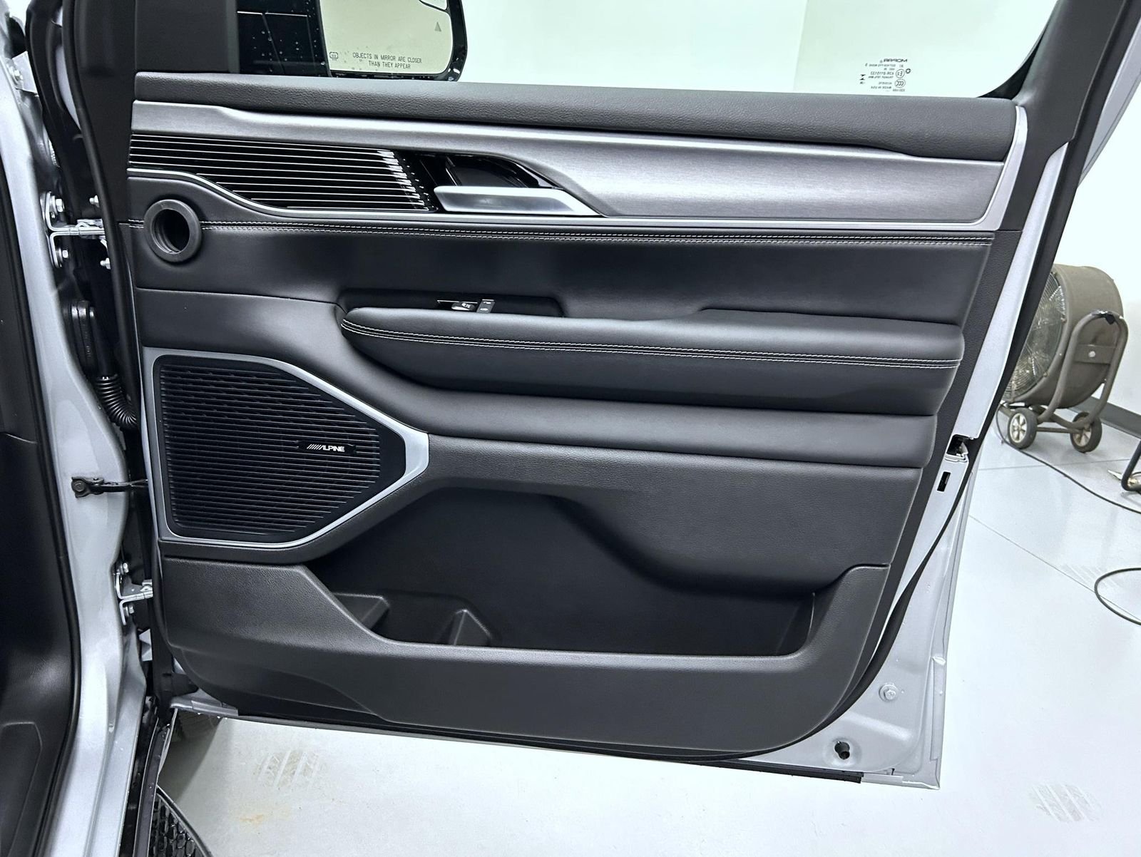 New 2026 Silver-Zynith Exterior Paint Jeep Limited Altitude image 16