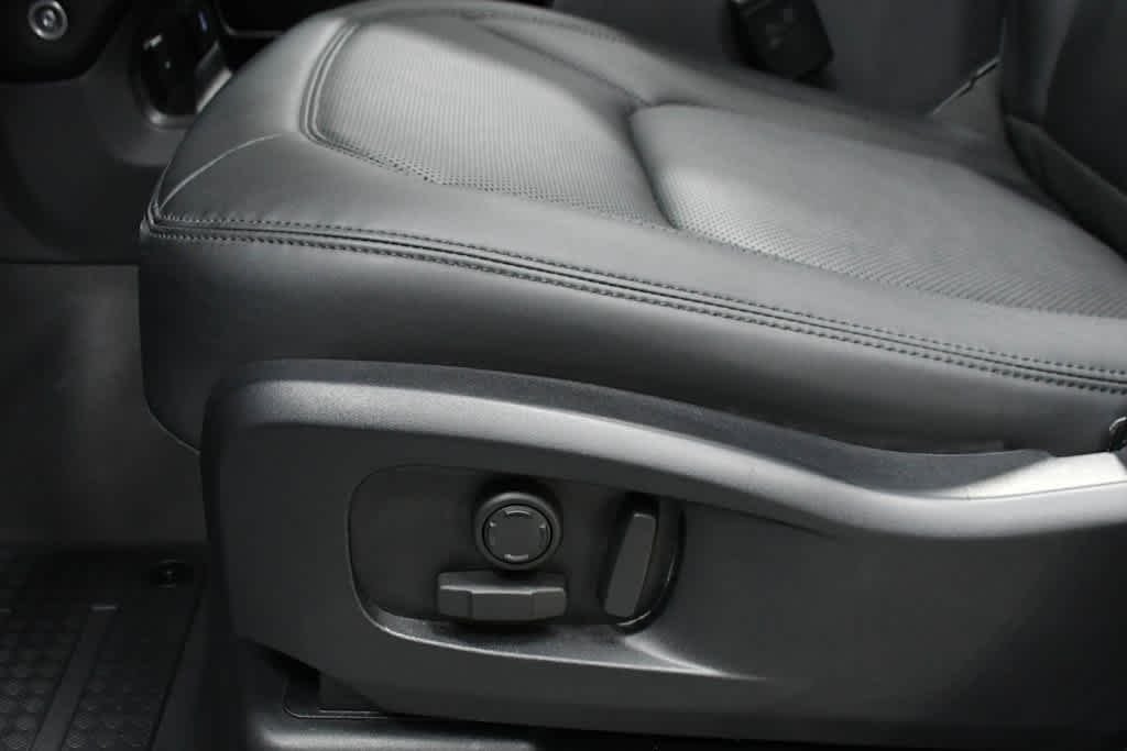 Certified Used 2025 WHT Land Rover S image 13