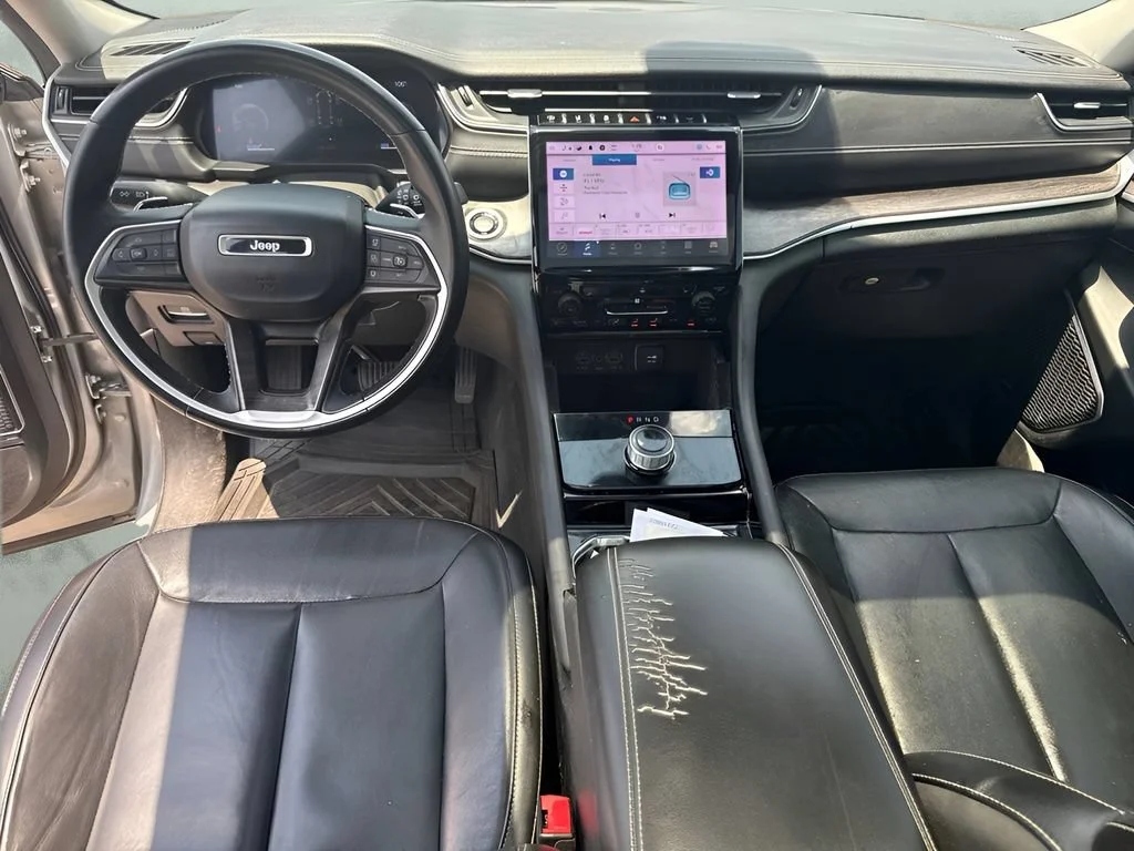 Used 2022  Jeep Limited image 10