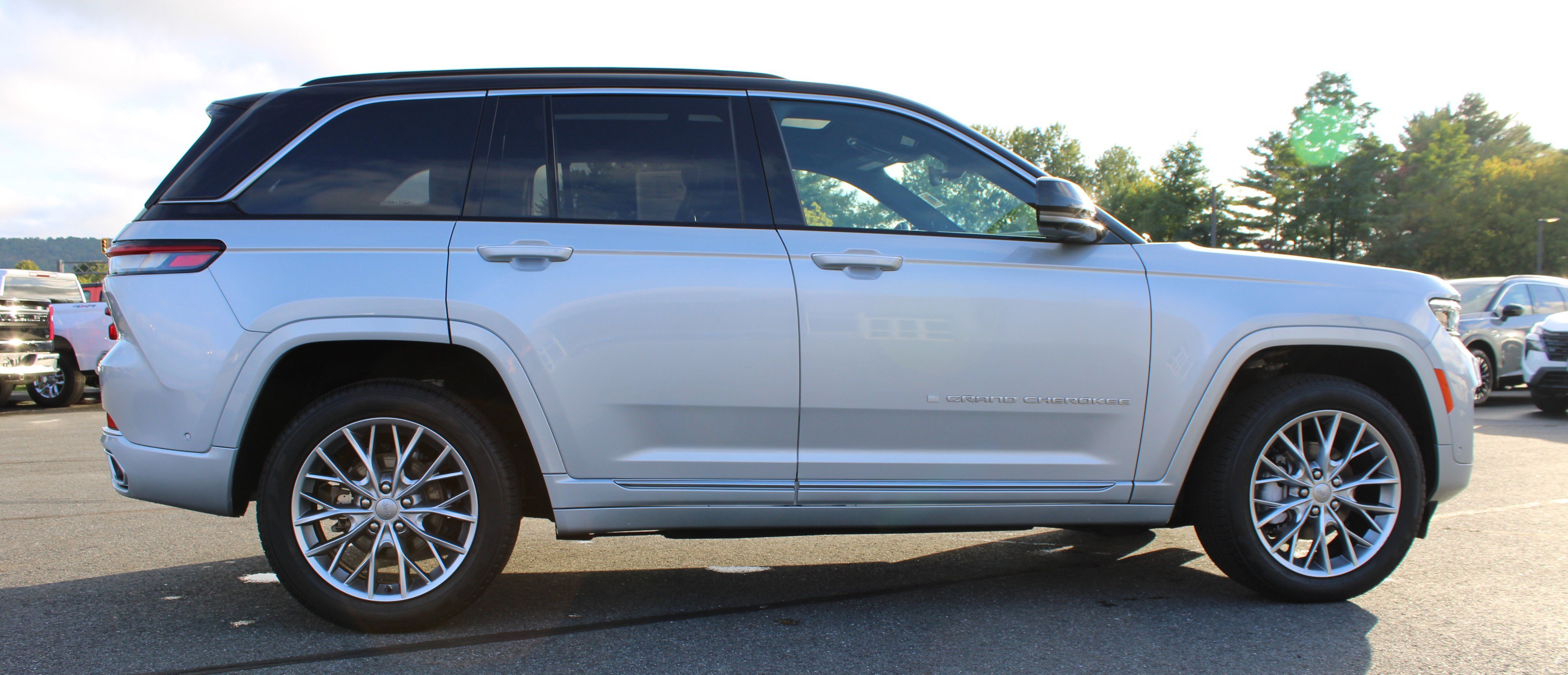 Used 2025 Silver Zynith Jeep Summit image 7