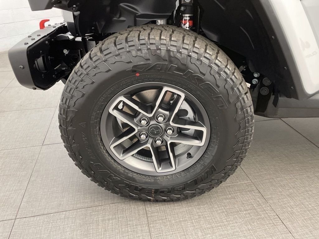 New 2026 Bright White Clear-Coat Exterior Paint Jeep Mojave X image 8