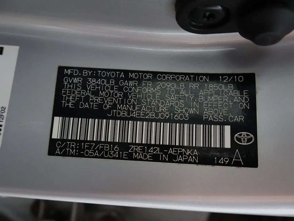 Used 2011 Silver Toyota LE image 38
