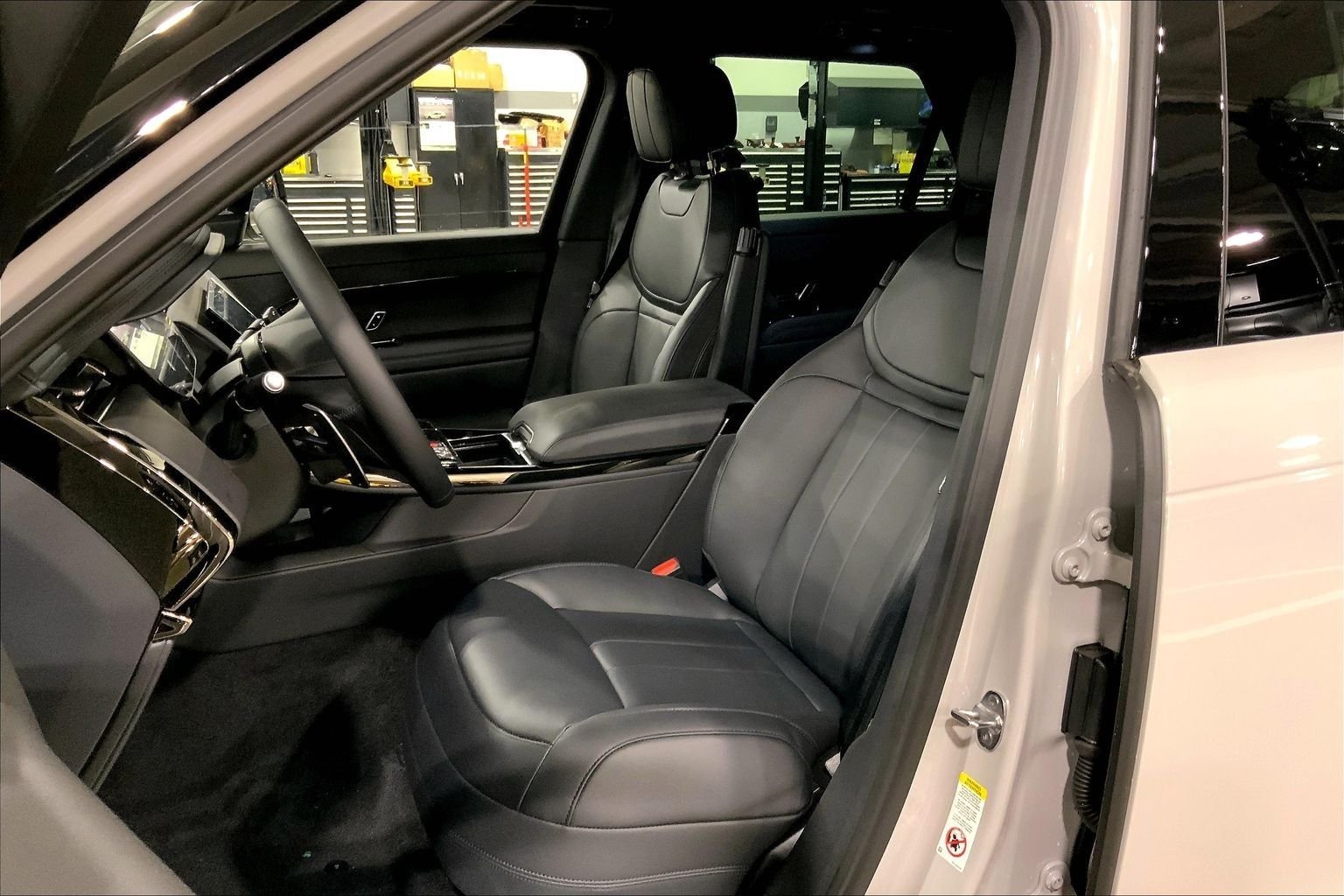 New 2026 Borasco Grey LAND ROVER Dynamic SE image 9