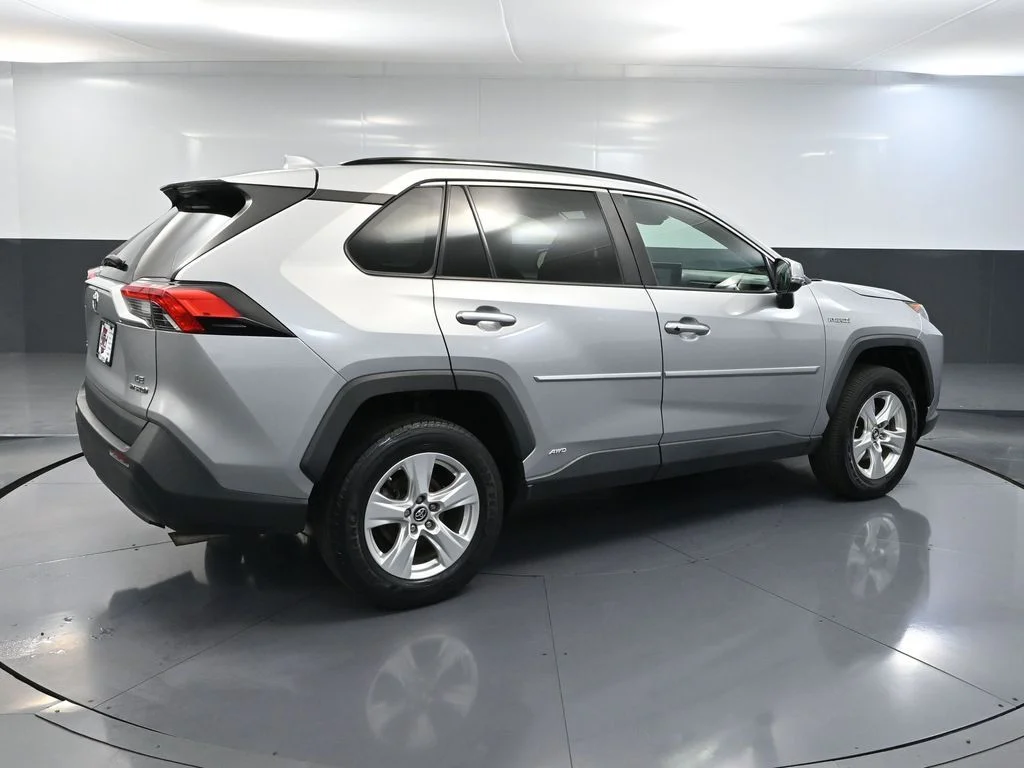 Used 2019 Silver Toyota LE image 6