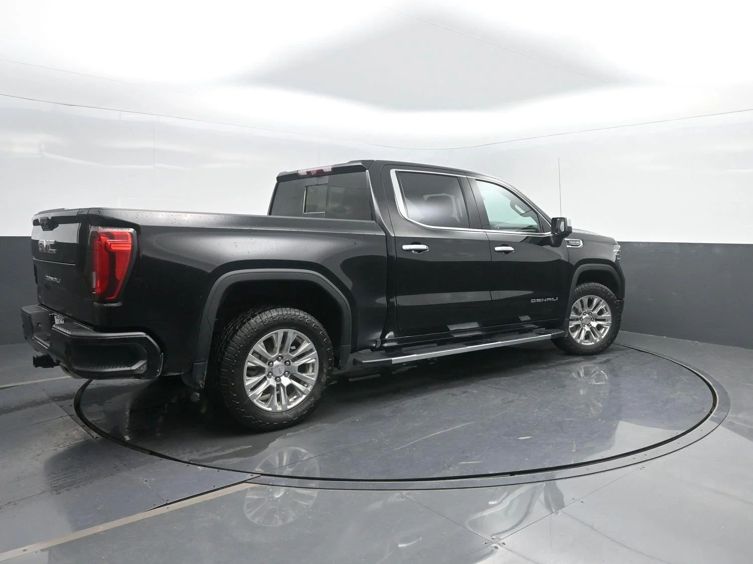 Used 2023 Onyx Black GMC Denali image 2
