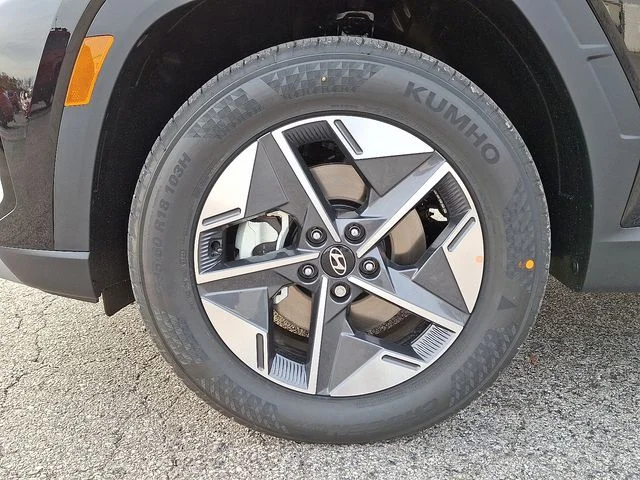 New 2025 Black Hyundai SEL Convenience image 18
