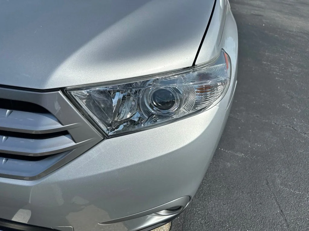 Used 2013 Classic Silver Metallic Toyota SE image 9