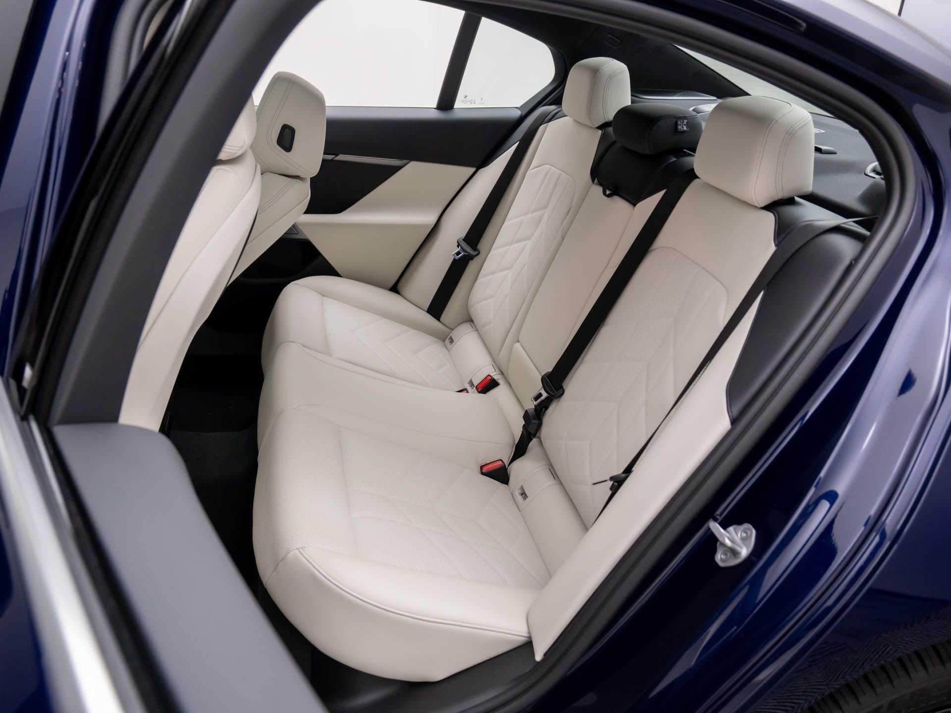 New 2026 Tanzanite Blue II Metallic BMW 530i xDrive image 17