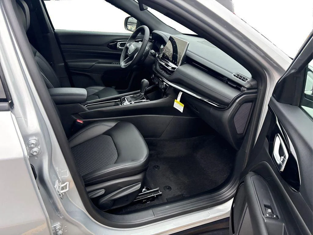 New 2026 Silver Zynith Metallic Clearcoat Jeep Latitude Altitude image 19