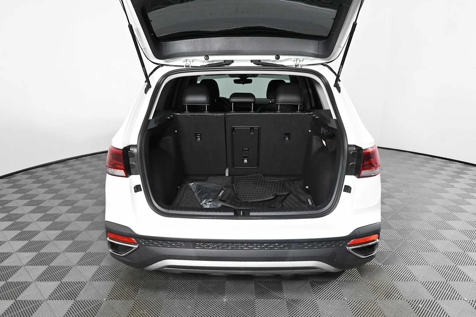 Certified Used 2023 Pure White w/ Black Roof Volkswagen SE image 10