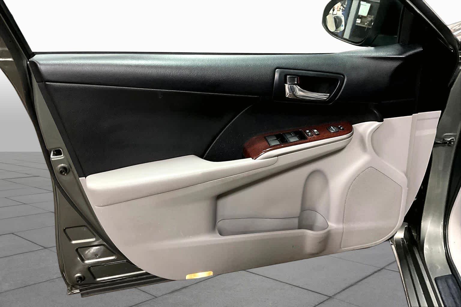 Used 2014 Cypress Pearl Toyota XLE image 21
