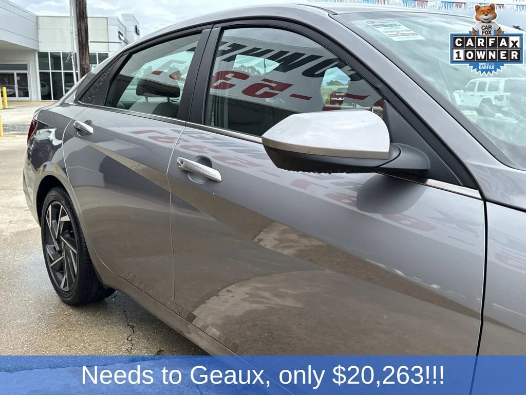 Used 2025 Silver Hyundai SEL Convenience image 17