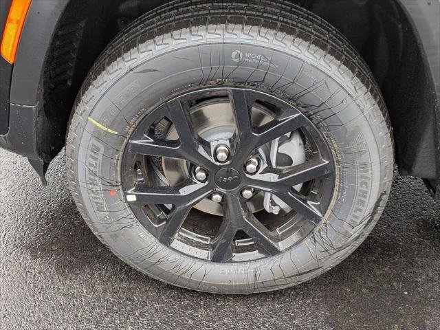New 2026 Diamond Black Crystal Pearl-Coat Exterior Paint Jeep Altitude image 6