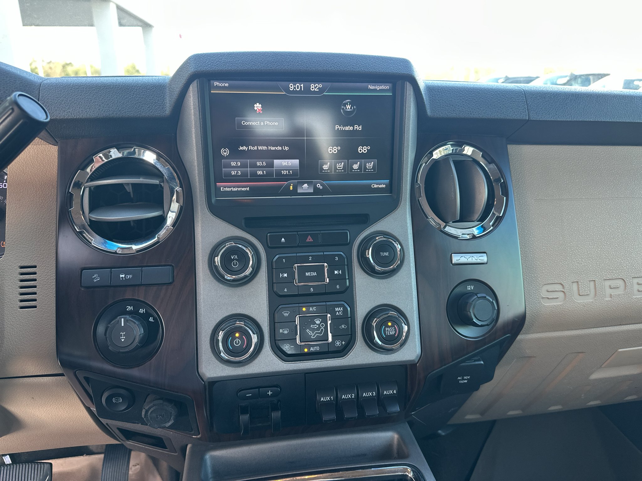 Used 2016 White Platinum Metallic Tri-Coat Ford LARIAT image 4