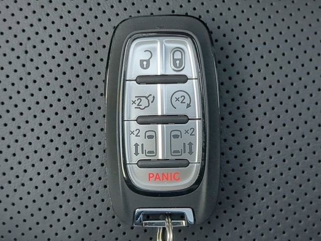 New 2026 Diamond Black Crystal Pearl-Coat Exterior Paint Chrysler Limited image 41