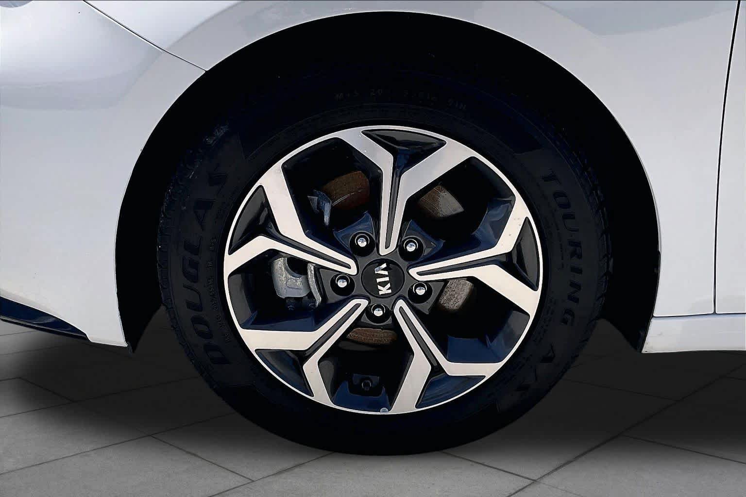 Used 2021 Clear White Kia LXS image 11