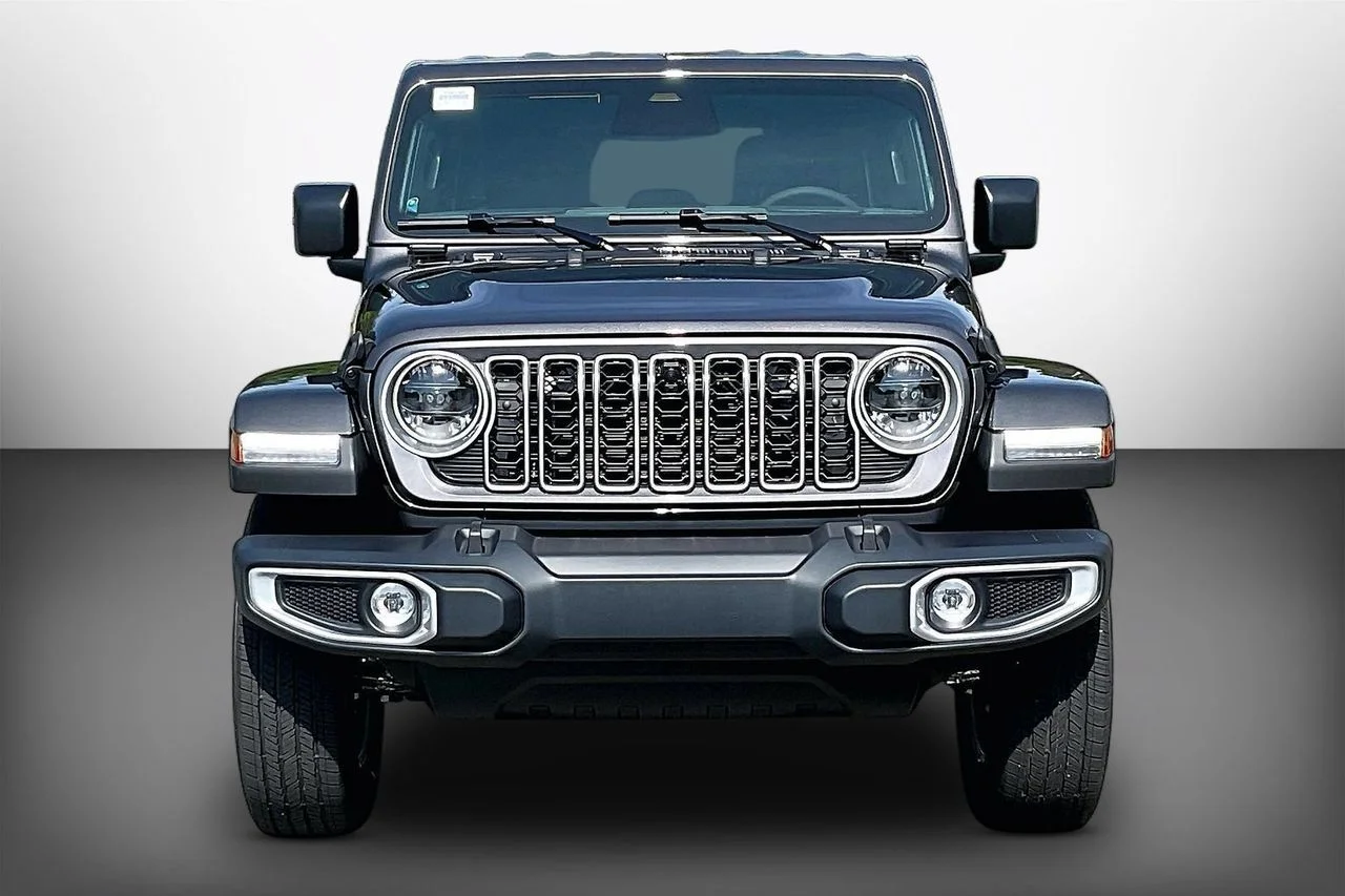 New 2026 Granite Crystal Metallic Clear-Coat Exterior Paint Jeep Sahara image 3