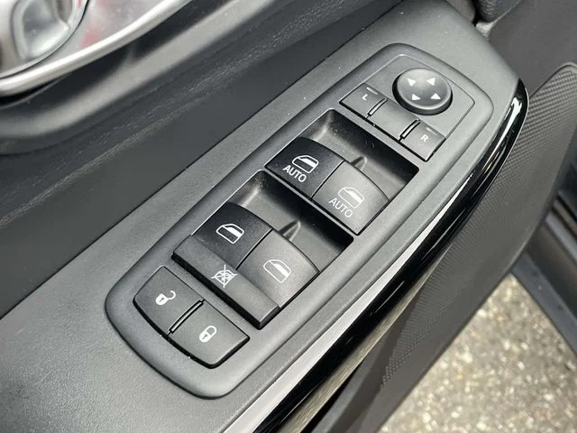 Certified Used 2019 Diamond Black Jeep Latitude Plus image 15