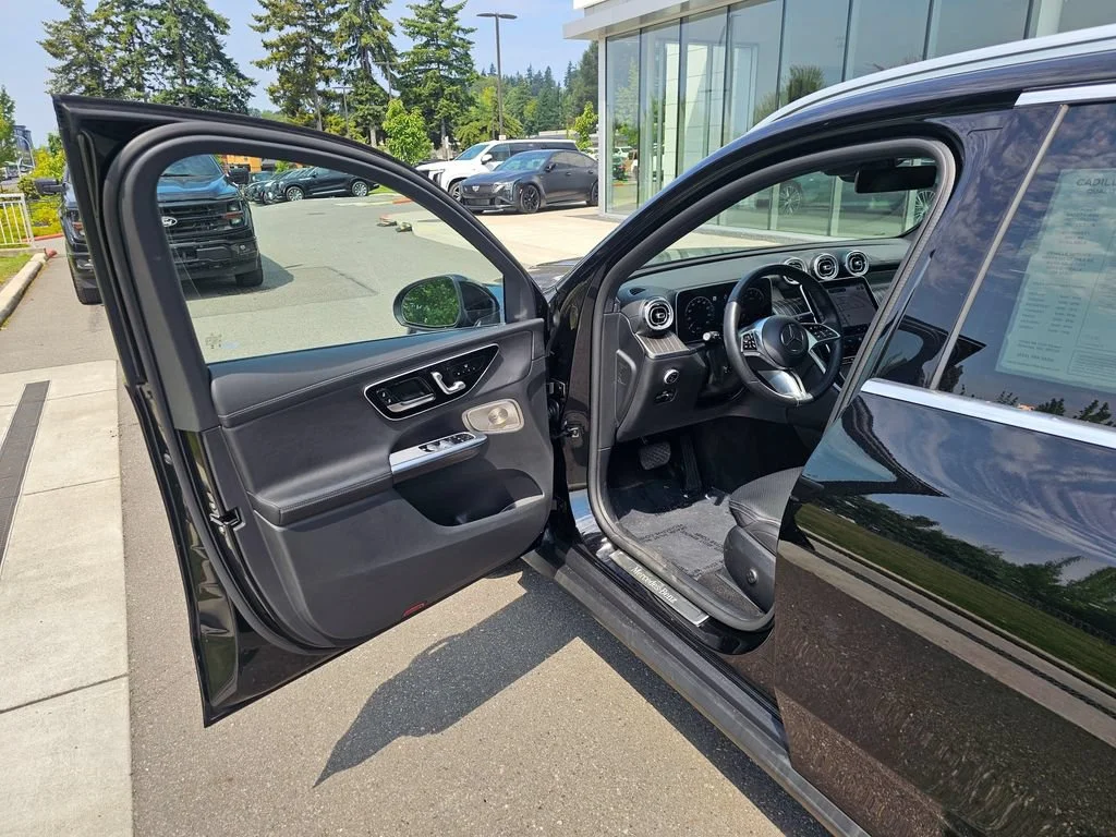 Used 2023  Mercedes-Benz GLC 300 image 18