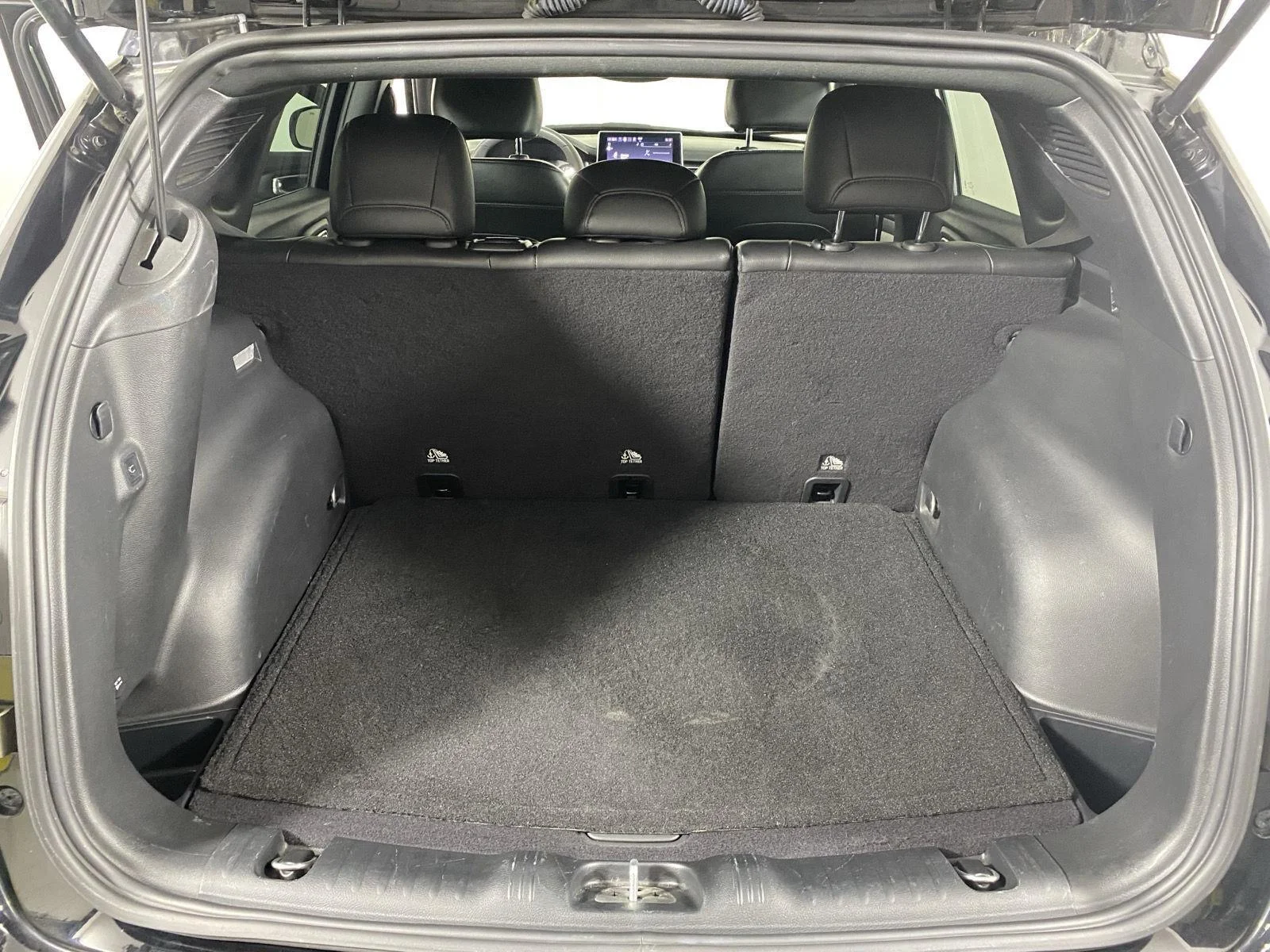 Used 2023 Diamond Black Crystal Pearlcoat Jeep Latitude image 27