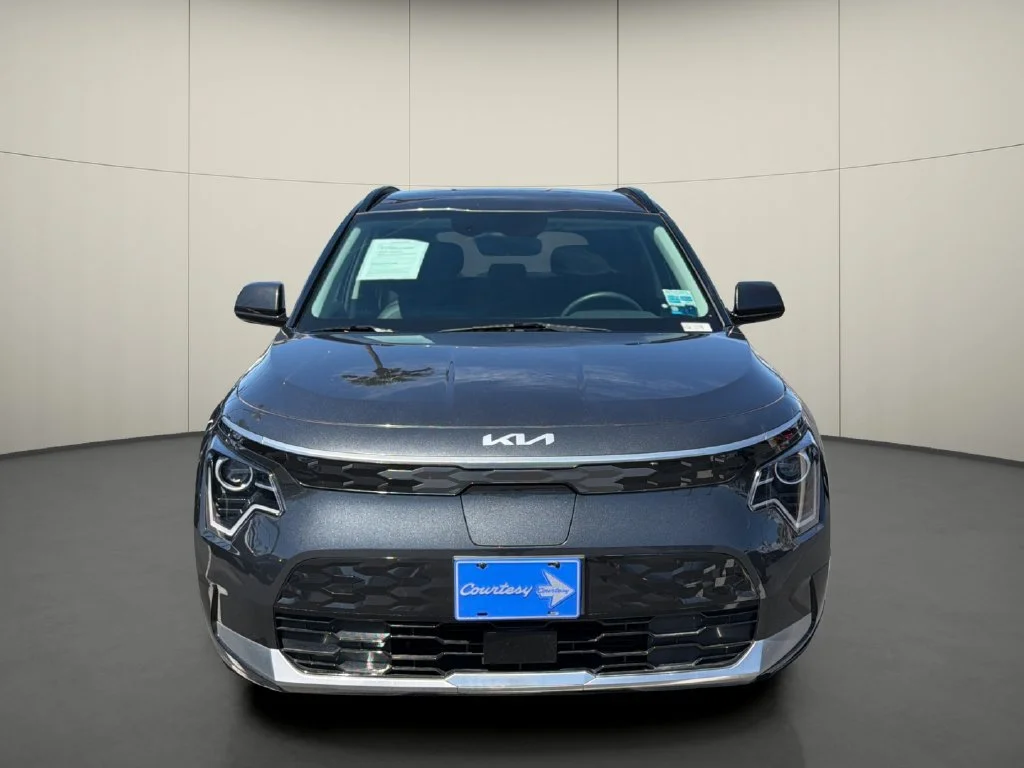 Used 2023 Gray Kia Wind image 2
